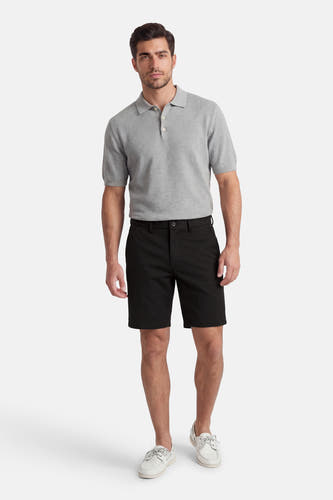 Short noir de JACK & JONES JEANS INTELLIGENCE, uni et combiné avec un polo gris et des chaussures blanches.