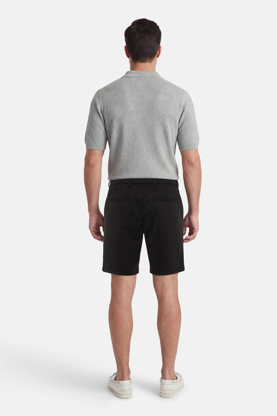Short noir de JACK & JONES JEANS INTELLIGENCE, vu de dos, combiné avec un polo gris et des chaussures blanches.