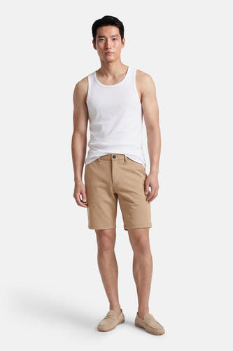 Short beige de JACK & JONES JEANS INTELLIGENCE, combiné avec une chemise blanche et des mocassins de couleur unie.