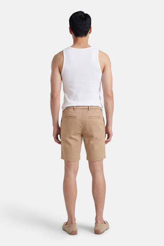 Short beige de JACK & JONES JEANS INTELLIGENCE, dos, combiné avec un débardeur blanc et des chaussures en daim.