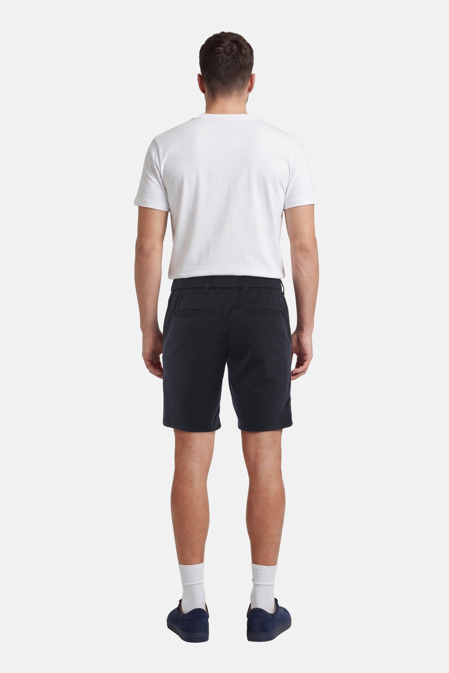 Short bleu de JACK & JONES JEANS INTELLIGENCE, avec une taille élastique et porté avec un t-shirt blanc.