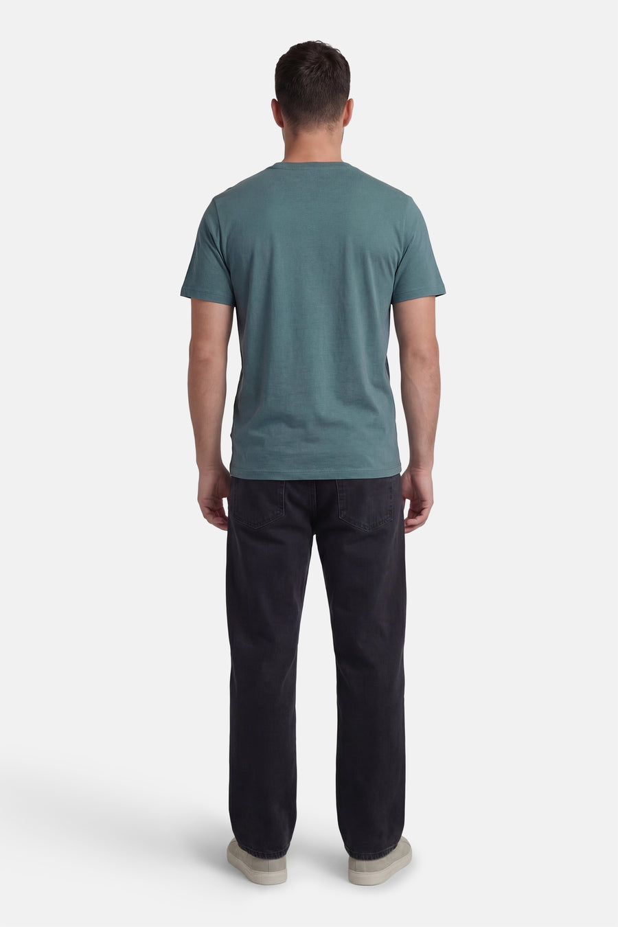 T-shirt vert à manches courtes CORE BY JACK & JONES, vu de dos, associé à un jean foncé et des chaussures claires.