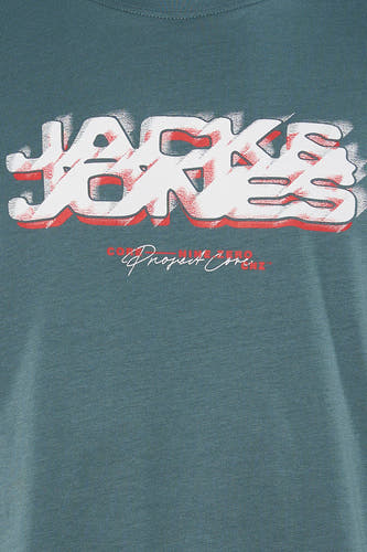T-shirt vert à manches courtes CORE BY JACK & JONES, avec imprimé graphique blanc et rouge sur le devant.