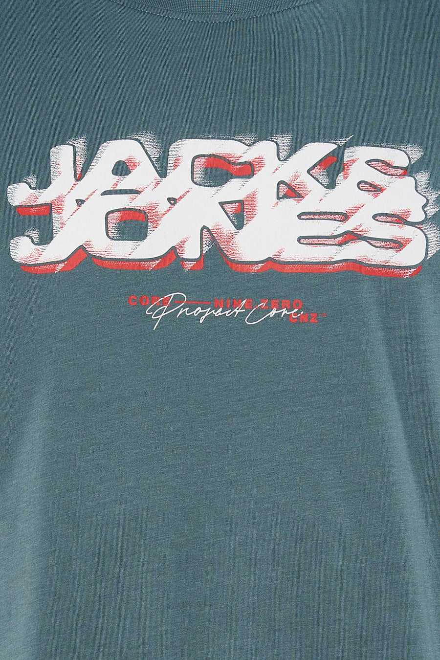 T-shirt vert à manches courtes CORE BY JACK & JONES, avec imprimé graphique blanc et rouge sur le devant.