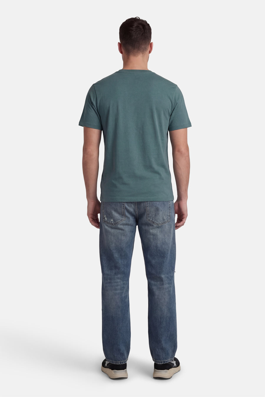 T-shirt à manches courtes vert de CORE BY JACK & JONES, vu de dos, avec jean et baskets.