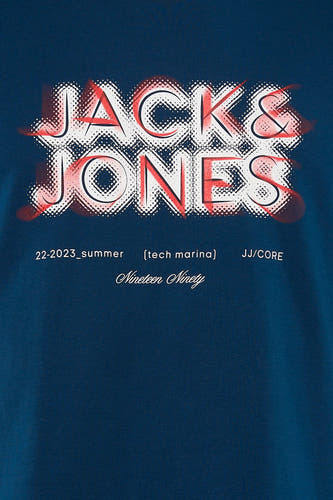 T-shirt à manches courtes bleu de CORE BY JACK & JONES, avec un imprimé blanc et des accents rouges.