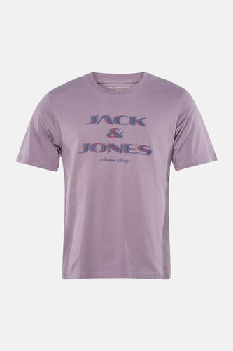 T-shirt à manches courtes violet de CORE by JACK & JONES, avec logo imprimé et porté avec un jean noir et des chaussures en daim.