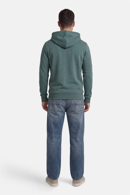 Pull à capuche vert de CORE BY JACK & JONES, vu de dos, avec jean et chaussures.