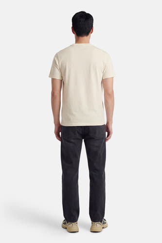 T-shirt écru à manches courtes de ORIGINALS BY JACK & JONES, vu de dos, associé à un jean foncé et des baskets.