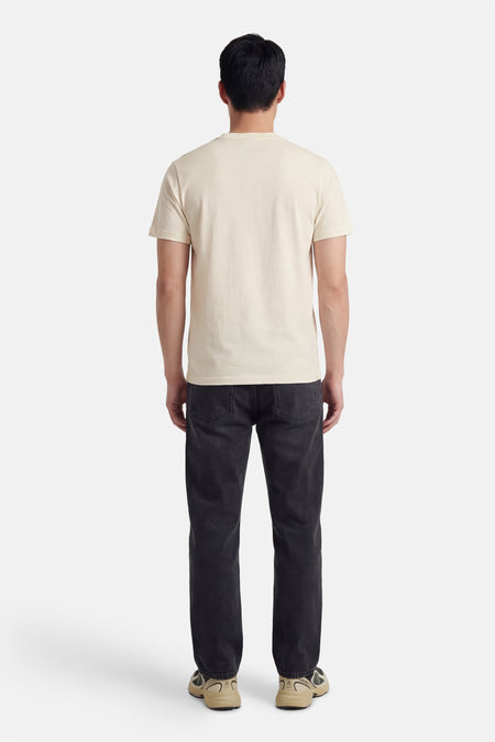 T-shirt écru à manches courtes de ORIGINALS BY JACK & JONES, vu de dos, associé à un jean foncé et des baskets.