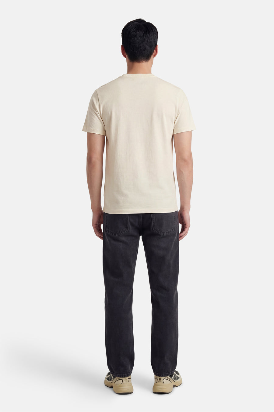 T-shirt écru à manches courtes de ORIGINALS BY JACK & JONES, vu de dos, associé à un jean foncé et des baskets.