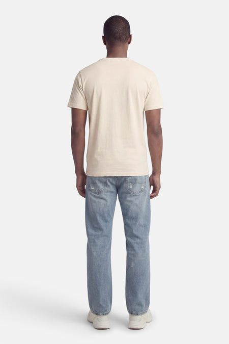 T-shirt écru à manches courtes de ORIGINALS BY JACK & JONES, dos, combiné avec un jean bleu et des baskets blanches.