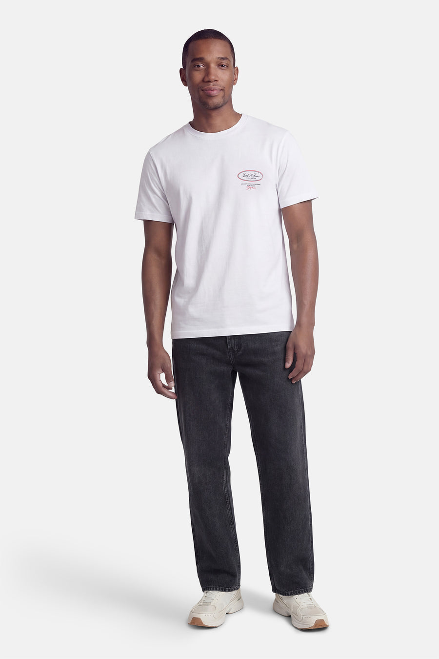 Wit T-shirt met korte mouwen van ORIGINALS BY JACK & JONES, gedragen met een donkere jeans en witte sneakers.