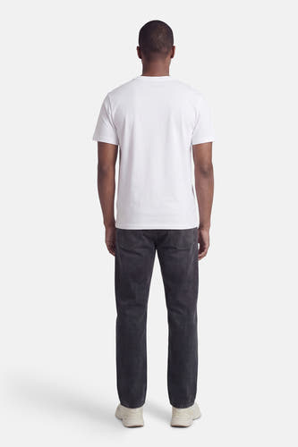 T-shirt blanc à manches courtes de ORIGINALS BY JACK & JONES, vu de dos, associé à un jean foncé et des baskets de couleur crème.