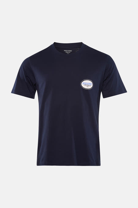 T-shirt bleu à manches courtes de ORIGINALS BY JACK & JONES, porté avec un jean bleu et des baskets.