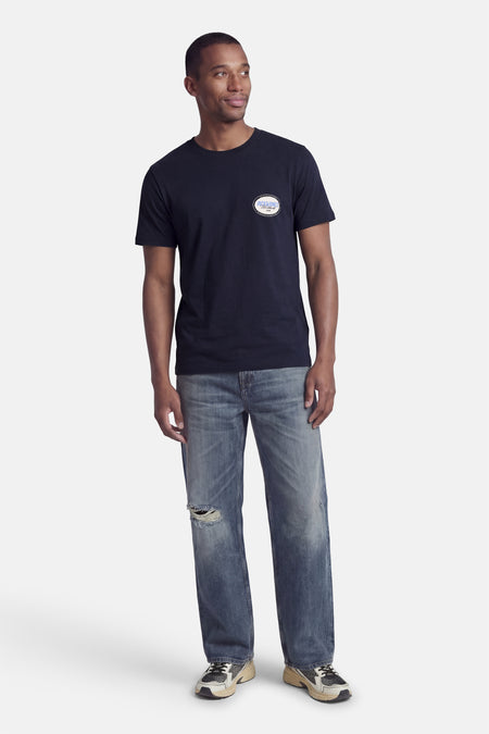 Blauw T-shirt met korte mouwen van ORIGINALS BY JACK & JONES, gedragen met blauwe jeans en sneakers.