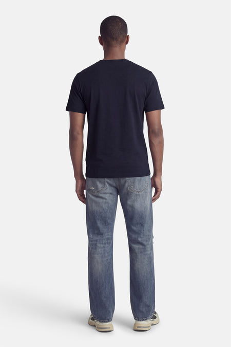 T-shirt bleu à manches courtes de ORIGINALS BY JACK & JONES, dos, combiné avec un jean et des baskets.