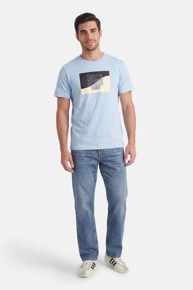 T-shirt bleu à manches courtes de ORIGINALS BY JACK & JONES, avec un imprimé rectangulaire sur la poitrine, à combiner avec un jean bleu et des baskets blanches.