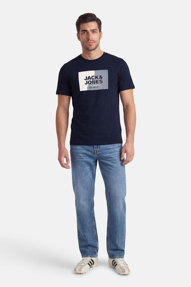 Blauw T-shirt met korte mouwen van ORIGINALS BY JACK & JONES, gedragen met jeans en sportschoenen.
