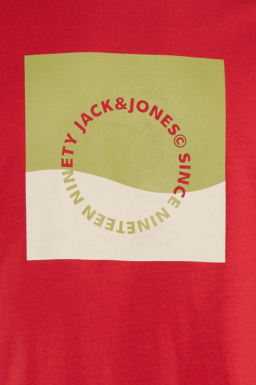 T-shirt rouge à manches courtes de ORIGINALS BY JACK & JONES, avec un logo carré en vert et beige.