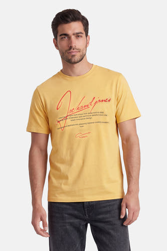 T-shirt à manches courtes jaune de CORE BY JACK & JONES, avec inscription rouge sur la poitrine, porté par un homme.