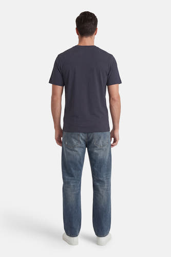 T-shirt gris de ORIGINALS BY JACK & JONES, uni et vu de dos, combiné avec un jean et des baskets blanches.