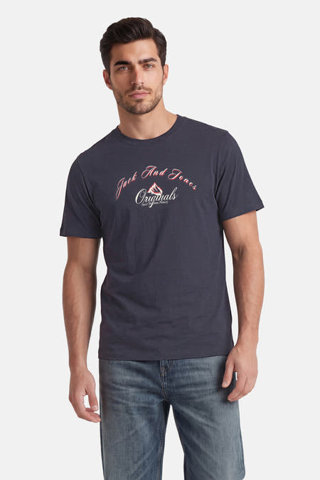 T-shirt gris de Originals by Jack & Jones avec un logo script et un imprimé montagne sur la poitrine, porté par un homme avec un jean.