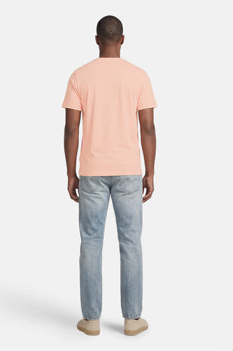 T-shirt rose à manches courtes de ORIGINALS BY JACK & JONES, porté par un homme, vue arrière, avec un jean clair et des chaussures beiges.