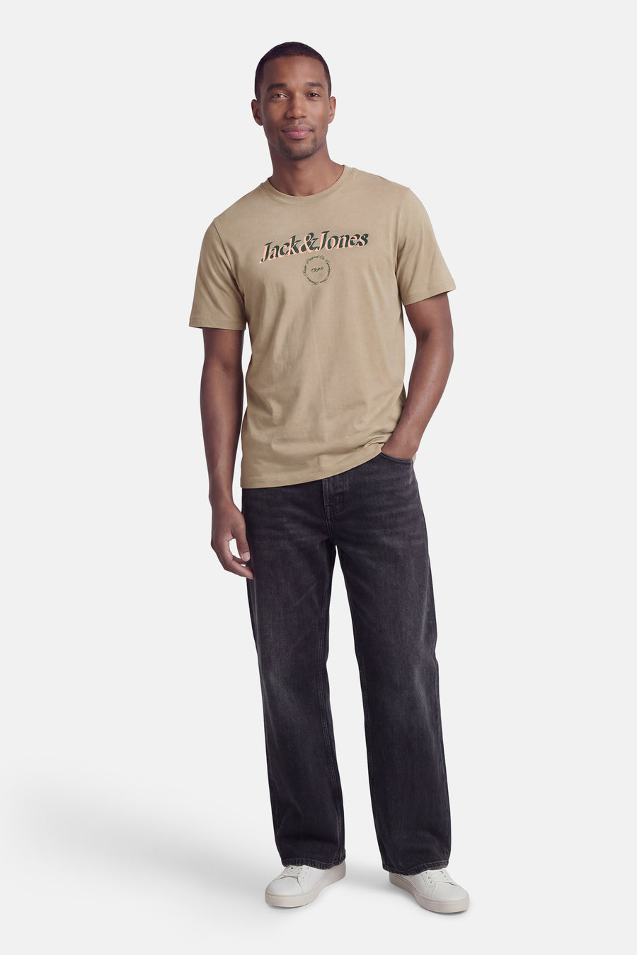 T-shirt à manches courtes d'ORIGINALS BY JACK & JONES avec imprimé texte stylisé Jack & Jones, porté avec un jean foncé et des baskets blanches.