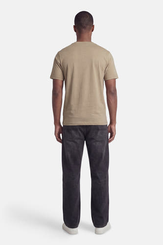 T-shirt à manches courtes ORIGINALS BY JACK & JONES, dos, en tissu finement tissé, porté avec un jean foncé et des baskets blanches.