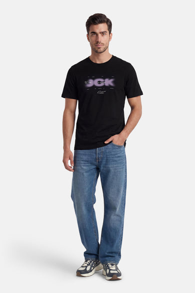 Zwart T-shirt van CORE BY JACK & JONES met paarse tekstprint op de borst, gedragen door een staand model.