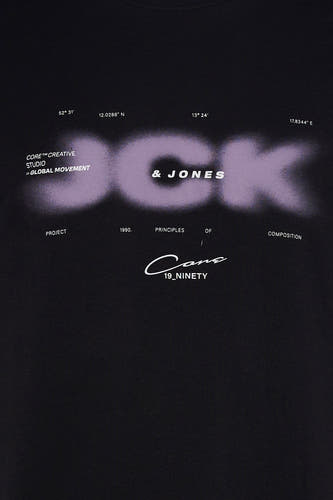 T-shirt noir de CORE BY JACK & JONES avec un imprimé texte violet flou et des coordonnées blanches.