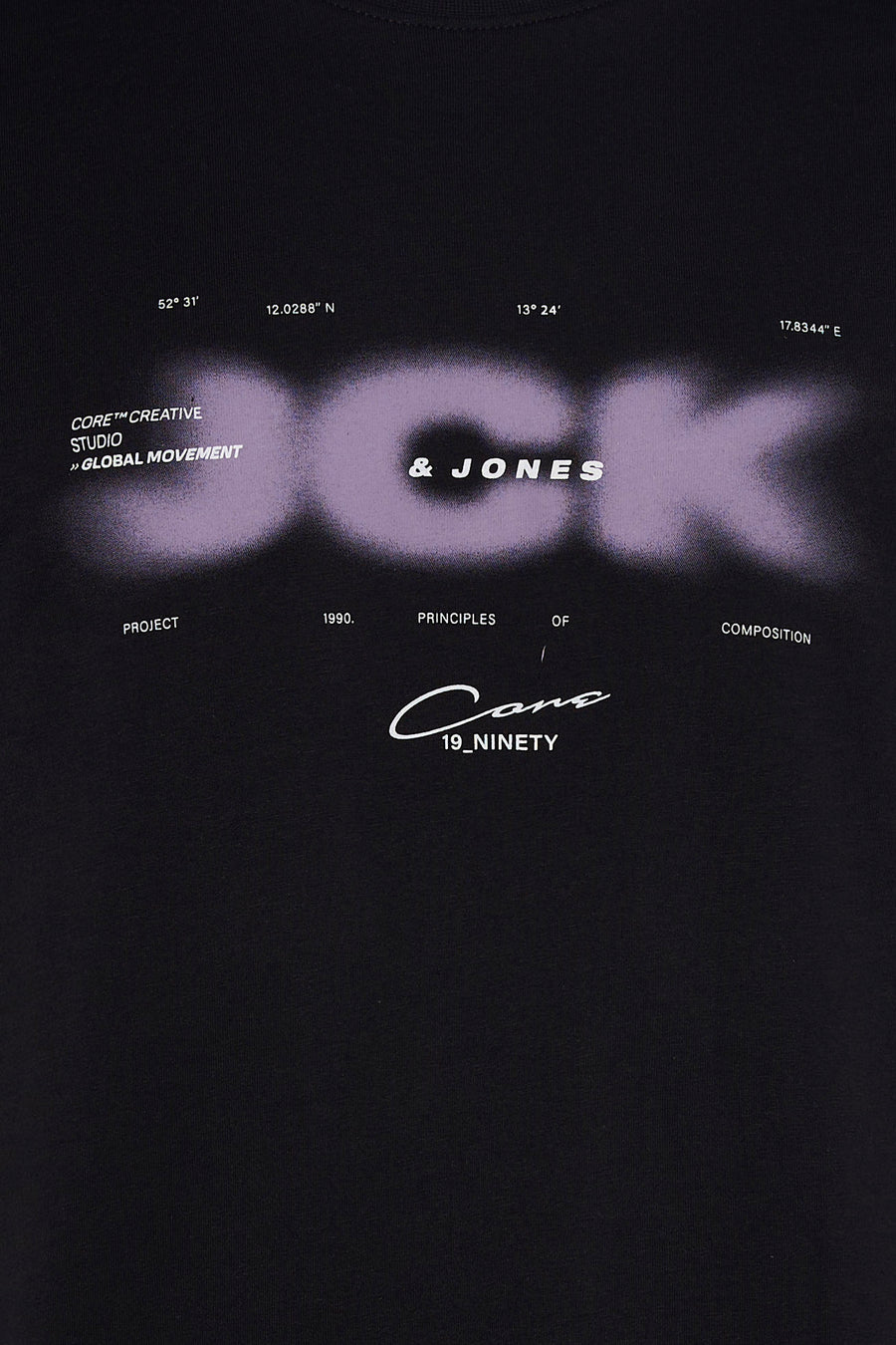 T-shirt noir de CORE BY JACK & JONES avec un imprimé texte violet flou et des coordonnées blanches.