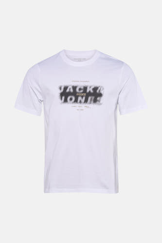 T-shirt blanc à manches courtes de CORE BY JACK & JONES, avec un imprimé graphique noir flou et un lettrage blanc sur la poitrine.