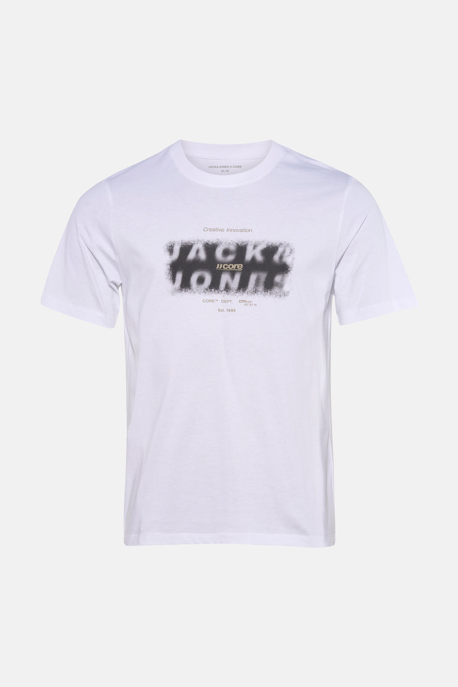 T-shirt blanc à manches courtes de CORE BY JACK & JONES, avec un imprimé graphique noir flou et un lettrage blanc sur la poitrine.