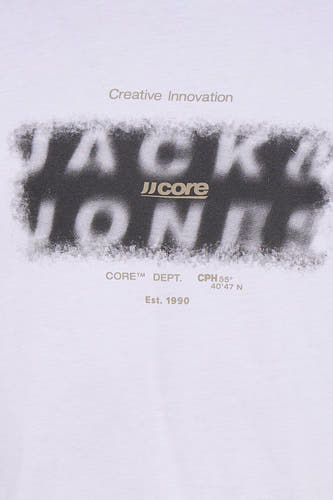 T-shirt blanc CORE BY JACK & JONES avec un imprimé noir et blanc délavé et des lettres dorées.