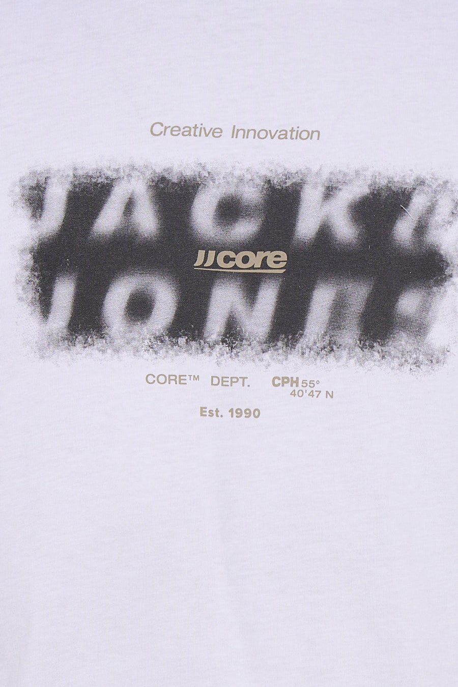 T-shirt blanc CORE BY JACK & JONES avec un imprimé noir et blanc délavé et des lettres dorées.