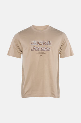 T-shirt beige de CORE BY JACK & JONES avec un grand imprimé graphique 'JACK & JONES' marron clair et texte assorti sur la poitrine.