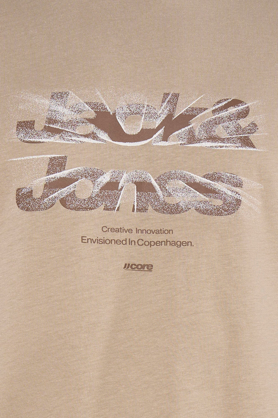 T-shirt beige de CORE BY JACK & JONES avec un imprimé et un slogan 'JACK & JONES' marron et blanc délavés.