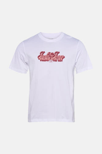 T-shirt blanc de ORIGINALS BY JACK & JONES avec inscription 'Jack & Jones Worldwide Denim Crew 1990' marron-rouge sur la poitrine.