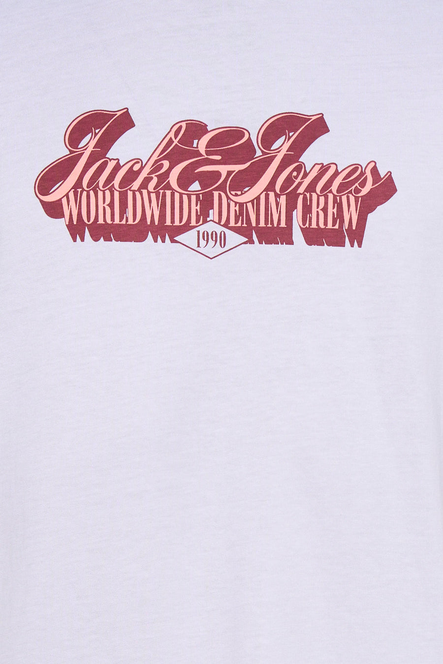 T-shirt blanc à manches courtes de ORIGINALS BY JACK & JONES, avec un imprimé 'Jack & Jones Worldwide Denim Crew 1990' de couleur brun-rouge et pêche.