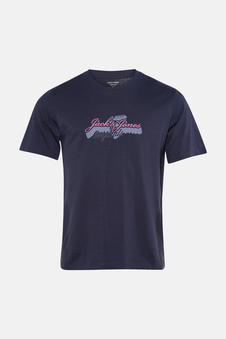 T-shirt bleu marine de ORIGINALS BY JACK & JONES avec un logo rose et gris "Jack & Jones Originals 1990" sur la poitrine.