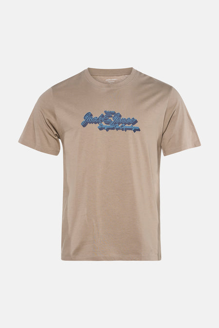 T-shirt couleur sable de ORIGINALS BY JACK & JONES avec imprimé bleu sur la poitrine.