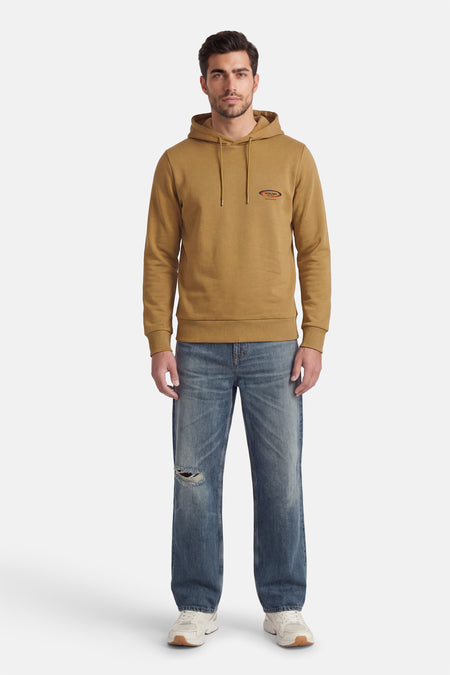 Ecru sweater met kap van ORIGINALS BY JACK & JONES, met logo op de borst, gecombineerd met jeans en sneakers.