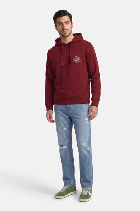 Pull à capuche rouge de ORIGINALS BY JACK & JONES, avec un logo sur la poitrine, à combiner avec un jean et des baskets vertes.