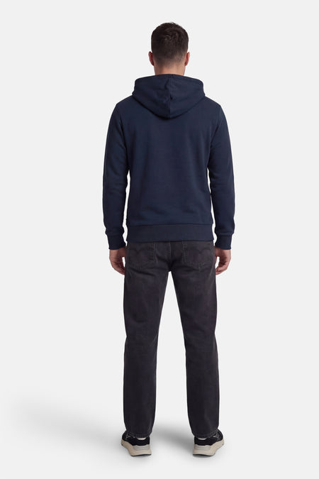 Sweat à capuche bleu d'ORIGINALS BY JACK & JONES, vu de dos, porté avec un jean noir et des baskets.