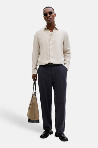 Pantalon de saison élastique noir pour homme de JACK & JONES JEANS INTELLIGENCE avec une coupe décontractée, porté par un homme.