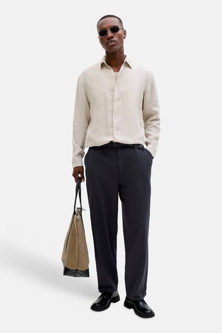 Pantalon de saison élastique noir pour homme de JACK & JONES JEANS INTELLIGENCE avec une coupe décontractée, porté par un homme.