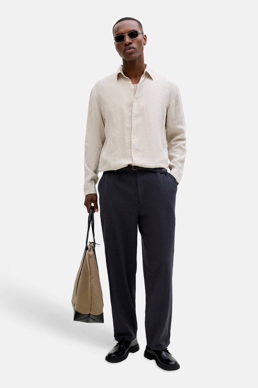 Pantalon de saison élastique noir pour homme de JACK & JONES JEANS INTELLIGENCE avec une coupe décontractée, porté par un homme.