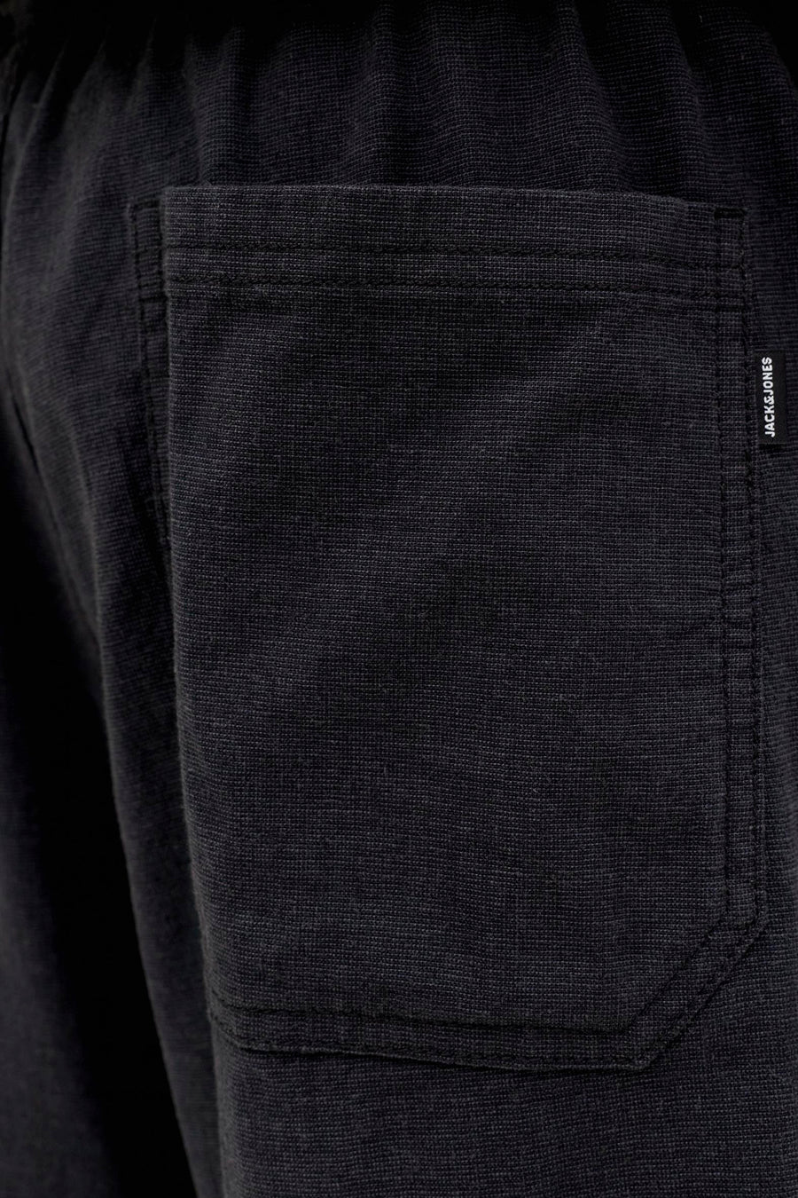 Pantalon de saison noir pour homme de JACK & JONES JEANS INTELLIGENCE avec tissu texturé, une poche arrière et une petite étiquette de marque.